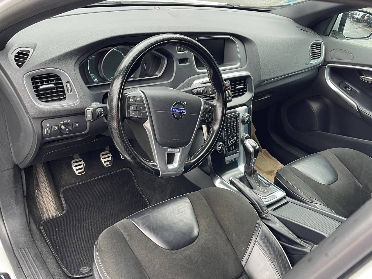 Volvo V40 D3, R-design — фото 3