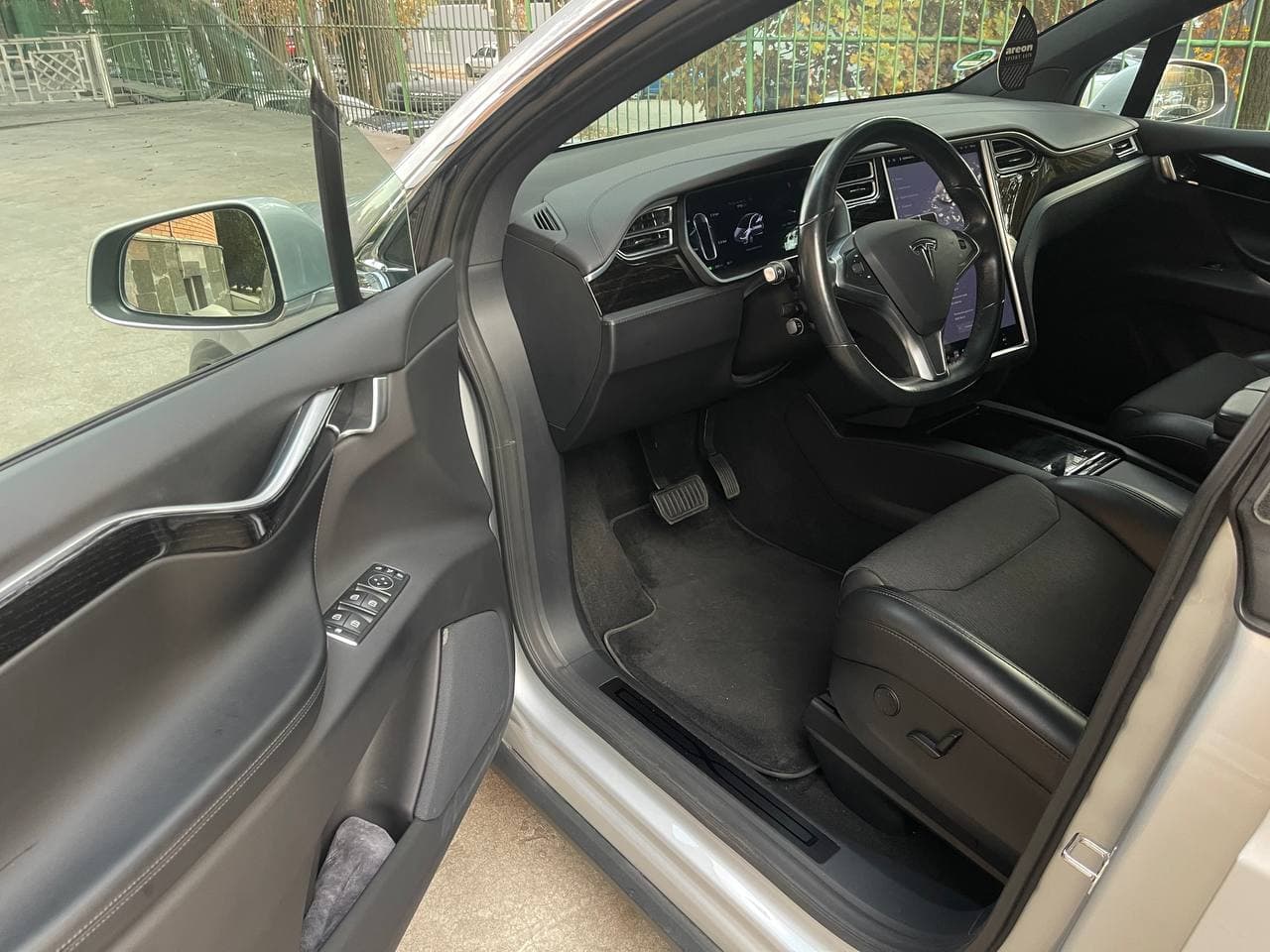 Tesla Model X — фото 3